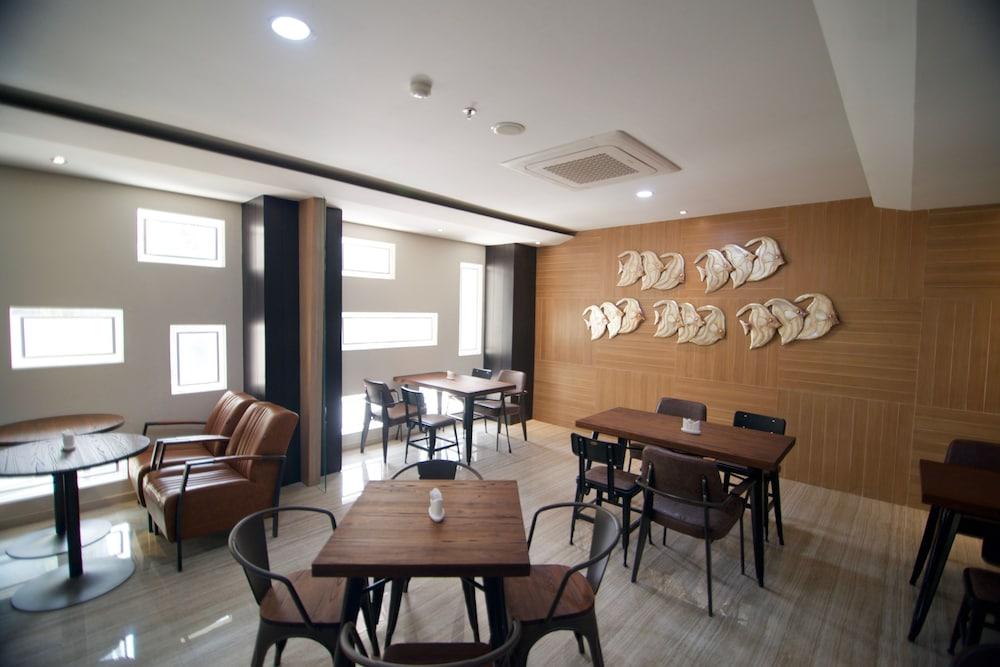 Verse Luxe Hotel Wahid Hasyim Jakarta Extérieur photo